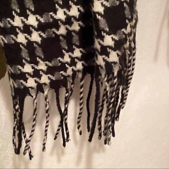 Preston & York Houndstooth Black & White Scarf - Picture 6 of 6